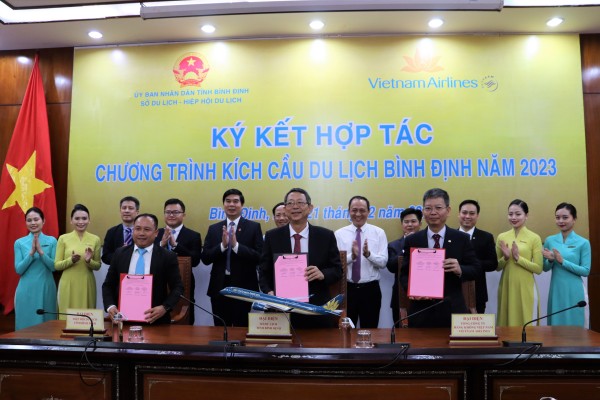 Vietnam Airlines hợp tác tỉnh Bình Định xúc tiến hàng không, du lịch