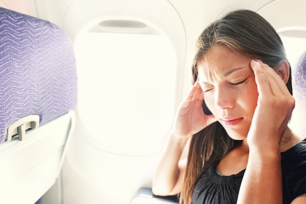 Bị ù tai khi đi máy bay: nguyên nhân và giải pháp