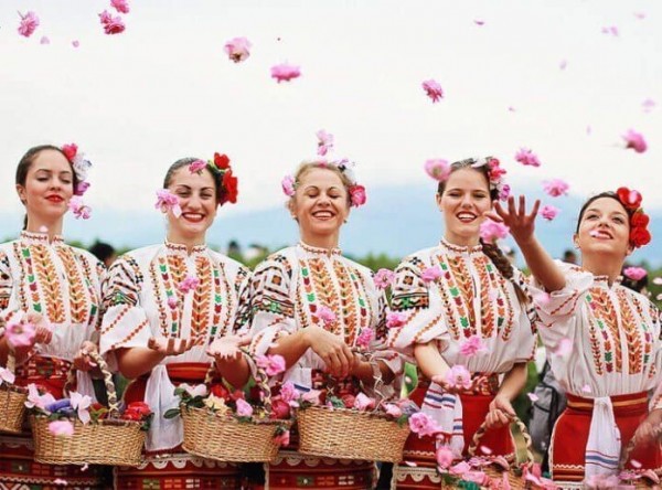 Cùng VHA đại lý vé máy bay giá rẻ khám phá lễ hội Hoa hồng Bulgaria