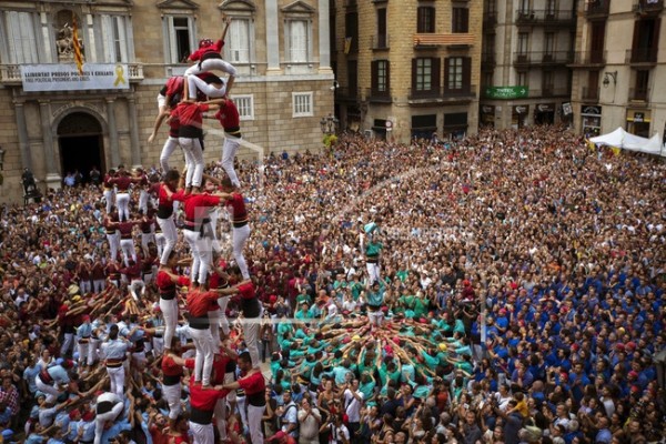 Đặt vé máy bay khám phá lễ hội xây tháp người ở Barcelona
