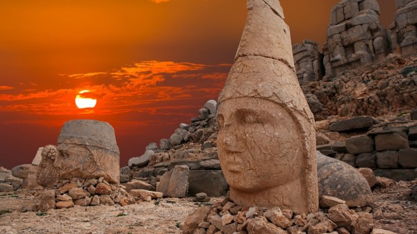 Đại lý vé máy bay - Khu mộ cổ với những tượng đá cao gần 10 m ở Thổ Nhĩ Kỳ