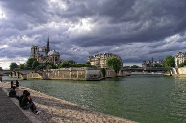 Đại lý vé máy bay – Nhà thờ hơn 850 tuổi giữa thành phố Paris