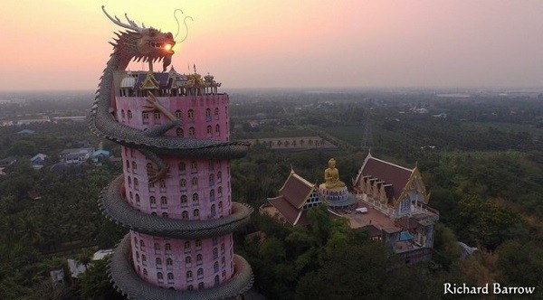 Giá vé máy bay Thái Lan – Ngôi đền rồng uốn lượn độc đáo