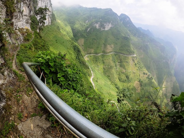 Săn vé bay giá rẻ  –   Đường đi bộ sát vách núi hiểm trở nhất Việt Nam