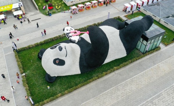 Săn vé bay giá rẻ  – Bức tượng gấu trúc selfie khổng lồ ở Trung Quốc.