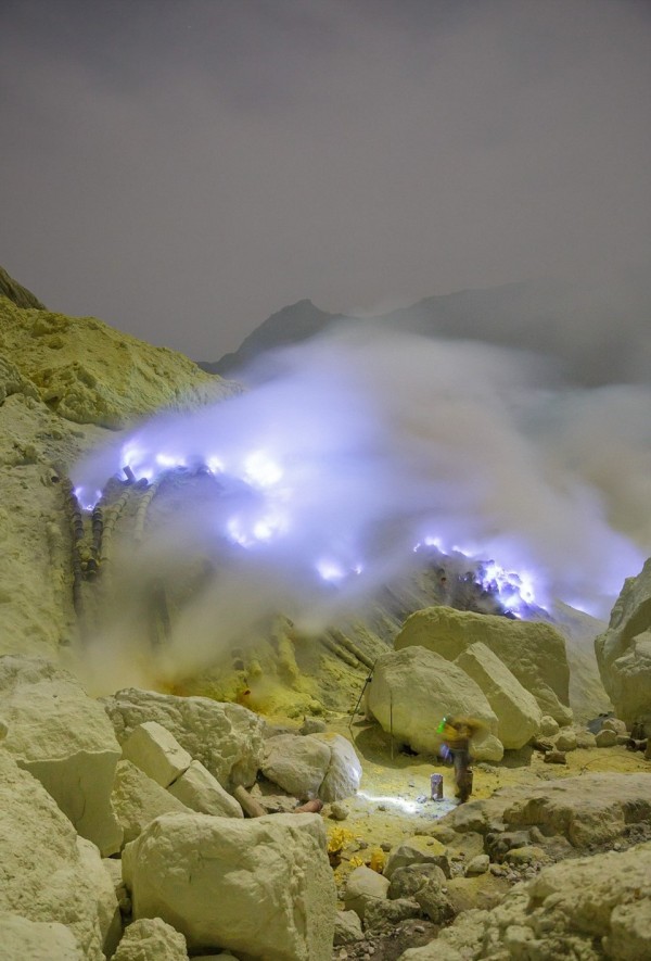 Đại lý vé máy bay – Ngắm núi lửa Kawah Ijen có mỏ lưu huỳnh lớn ở Indonesia