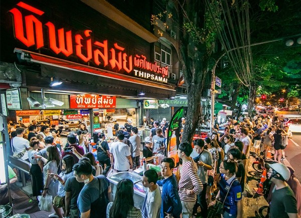 Tổng đài vé máy bay – Tiệm pad Thái xếp hàng dài nhất Bangkok