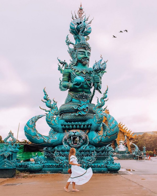 Tổng đài vé máy bay – Ghé Thái Lan, sống ảo tại ngôi chùa Wat Rong Seur Ten