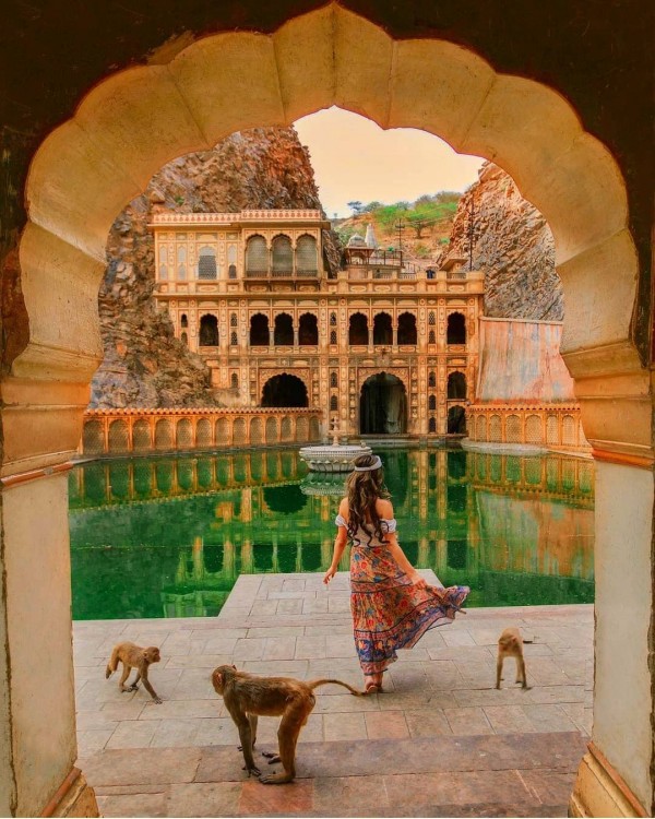 Tổng đài vé máy bay –  Đẹp tựa cung điện ngôi đền Galtaji ở Ấn Độ