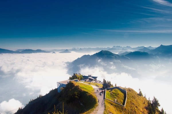 Tổng đài vé máy bay – Cáp treo lên núi cho du khách ngồi trên nóc ở Thụy Sĩ