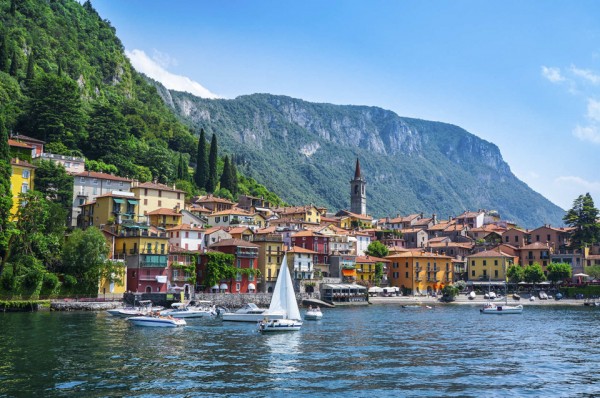 Tổng đài vé máy bay – Ngôi làng Varenna  thơ mộng soi bóng bên hồ ở Italy