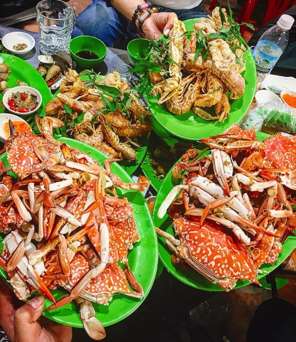 Giá vé bay online  –  Chợ đêm và top quán hải sản Nha Trang ngon, giá phải chăng
