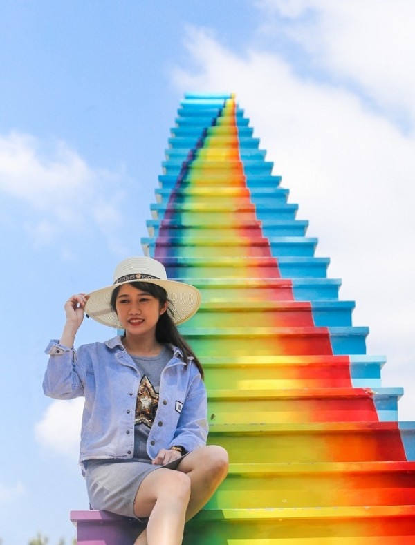 Giá vé bay nội địa  – Khách xếp hàng chụp ảnh với nấc thang ‘lên thiên đường’ ở Sài Gòn