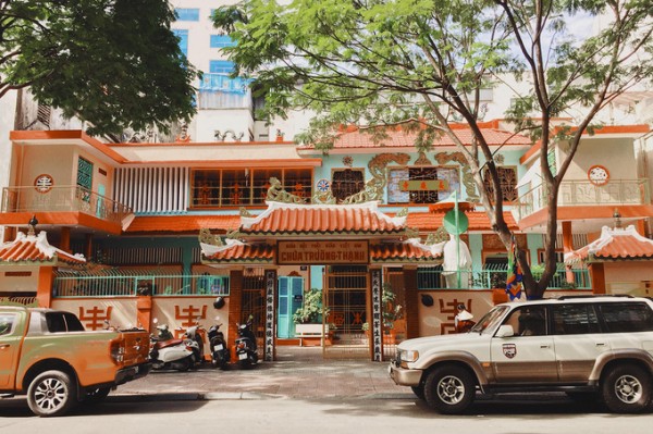 Giá vé bay nội địa  –  Ngôi chùa màu sắc rực rỡ 100 năm tuổi giữa Sài Gòn