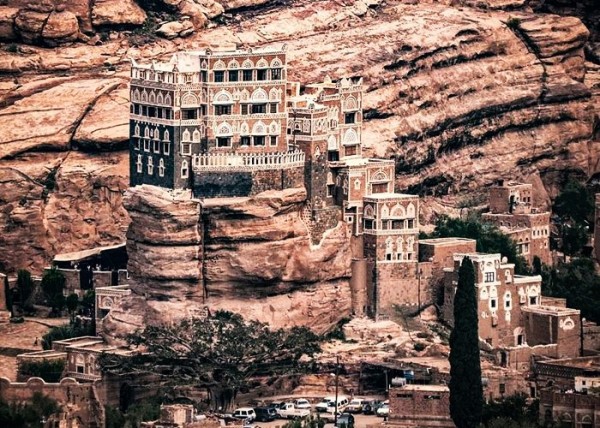 Săn vé bay giá rẻ khám phá cung điện đá Dar al-Hajar ở Yemen