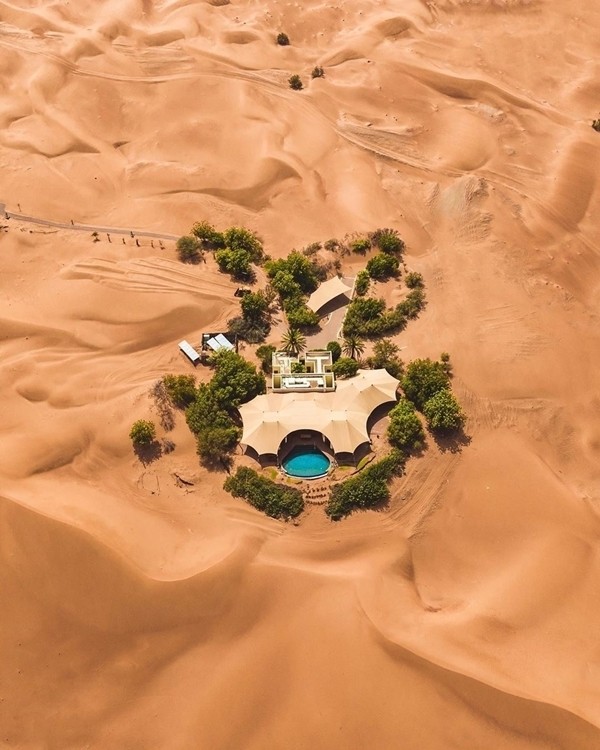 Săn vé bay giá rẻ trải nghiệm resort sang chảnh nằm lẻ giữa sa mạc