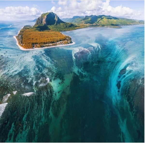 Săn vé bay giá rẻ khám phá ngọn thác dưới đáy biển ở đảo Mauritius