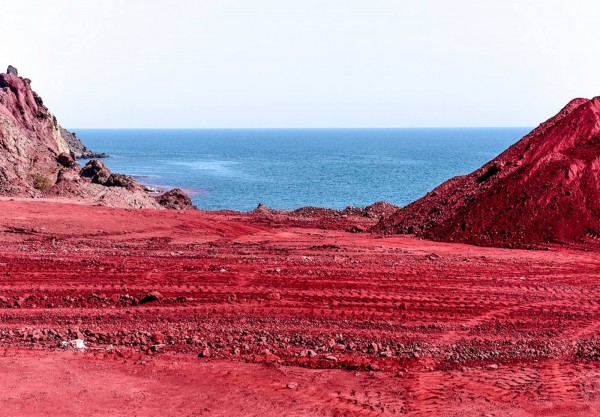 Đặt vé máy bay –  Hormuz: Hòn đảo có bãi biển màu ruby độc đáo