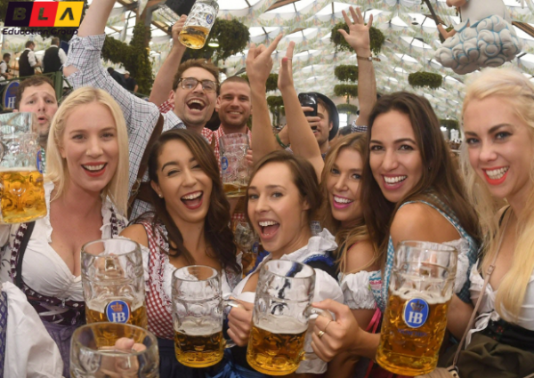 Độc đáo lễ hội Bia Oktoberfest với những bản sắc riêng