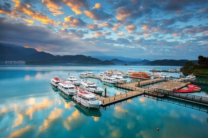 Đi thuyền ngắm cảnh sắc cực tình ở Hồ Nhật Nguyệt 